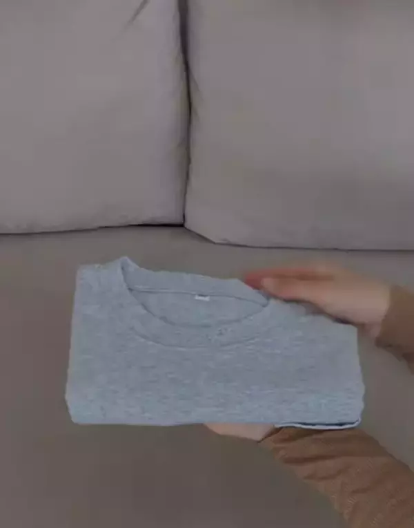 「「折るだけでこの仕上がり？」　Tシャツ畳みの裏技に「簡単！」「見た目きれい」」の画像