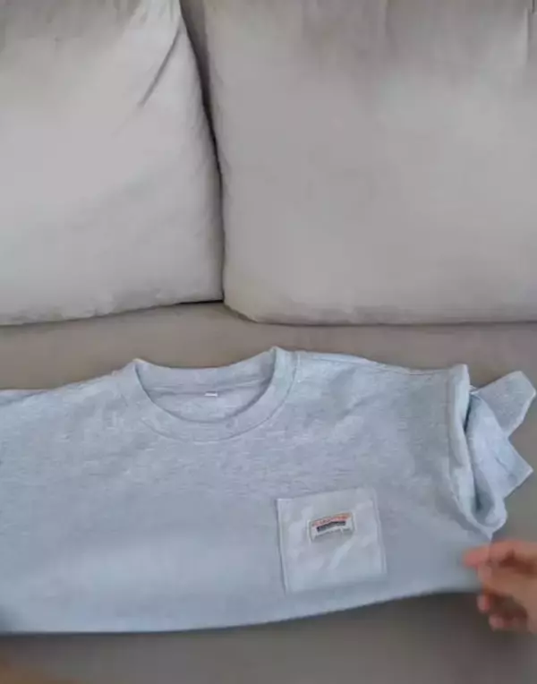 「「折るだけでこの仕上がり？」　Tシャツ畳みの裏技に「簡単！」「見た目きれい」」の画像