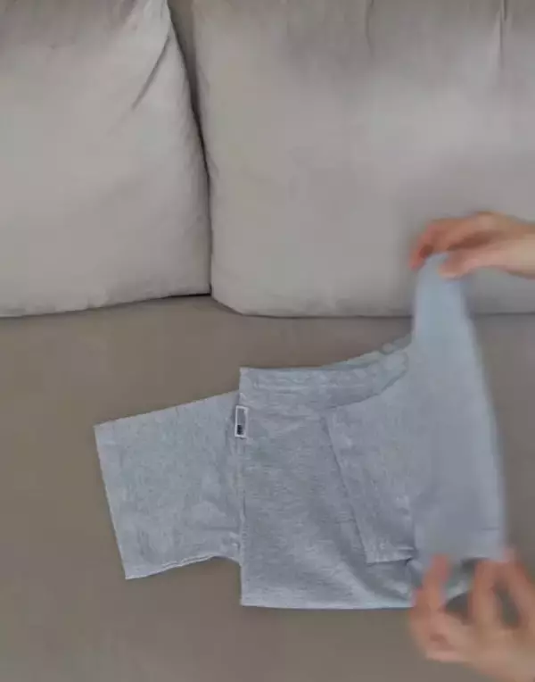 「「折るだけでこの仕上がり？」　Tシャツ畳みの裏技に「簡単！」「見た目きれい」」の画像