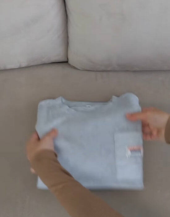 「折るだけでこの仕上がり？」　Tシャツ畳みの裏技に「簡単！」「見た目きれい」