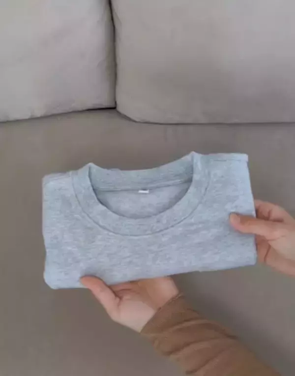 「「折るだけでこの仕上がり？」　Tシャツ畳みの裏技に「簡単！」「見た目きれい」」の画像