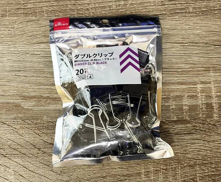 【収納術】ダイソーのダブルクリップで挟んだものとは…　活用法に「悩みが解決した！」