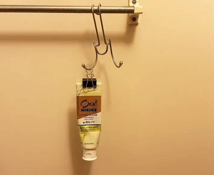 【収納術】ダイソーのダブルクリップで挟んだものとは…　活用法に「悩みが解決した！」