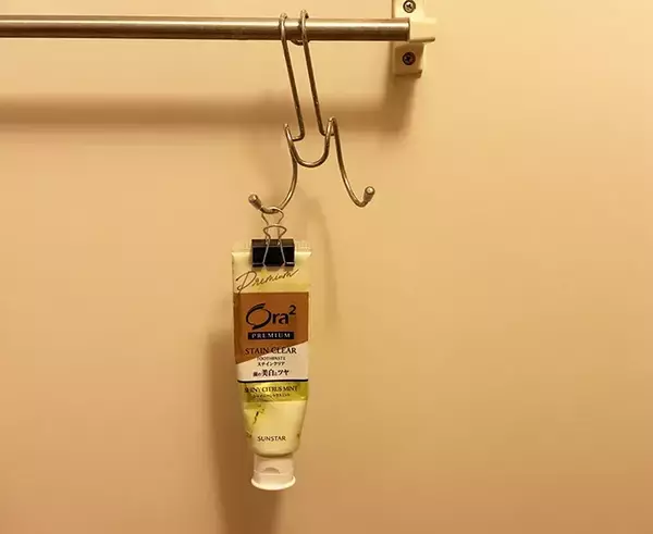 「【収納術】ダイソーのダブルクリップで挟んだものとは…　活用法に「悩みが解決した！」」の画像