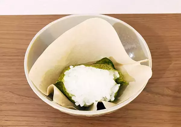 「コーヒーフィルターでおにぎりを包む？　2時間後に比べてみると…」の画像
