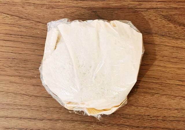 コーヒーフィルターでおにぎりを包む？　2時間後に比べてみると…