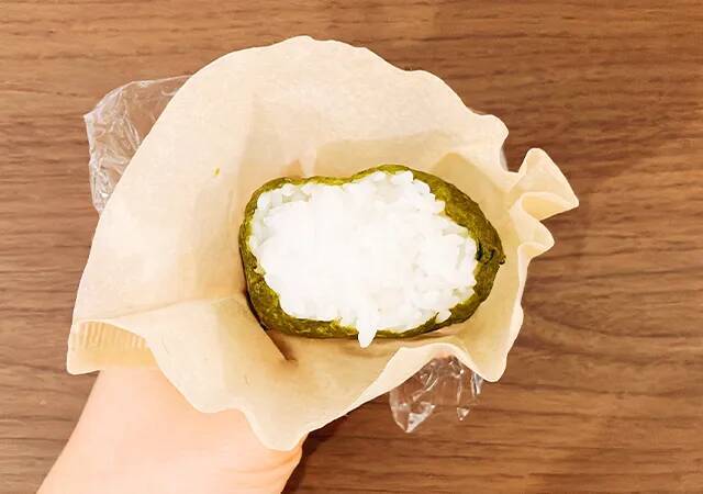 コーヒーフィルターでおにぎりを包む？　2時間後に比べてみると…
