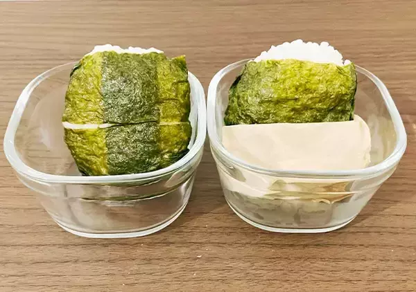 「コーヒーフィルターでおにぎりを包む？　2時間後に比べてみると…」の画像