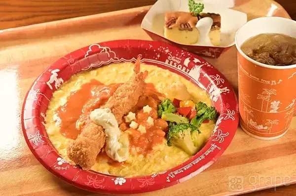 「東京ディズニーランドの冬、何食べる？濃厚エビトマトクリームソースの『ごちそうオムライス』が答えだった」の画像