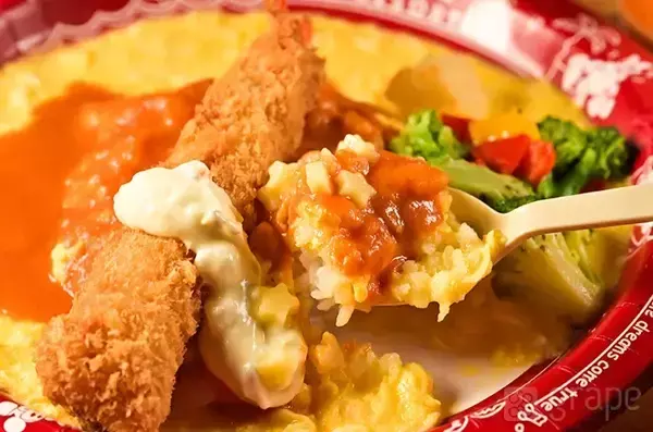 「東京ディズニーランドの冬、何食べる？濃厚エビトマトクリームソースの『ごちそうオムライス』が答えだった」の画像