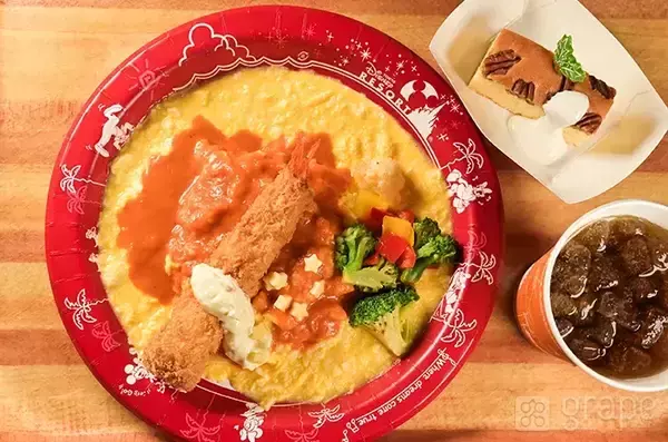 「東京ディズニーランドの冬、何食べる？濃厚エビトマトクリームソースの『ごちそうオムライス』が答えだった」の画像