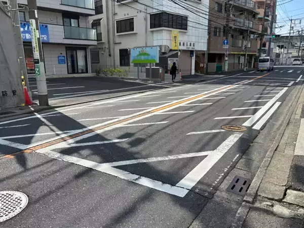 的外れなクラクションに困惑…　道路に描かれた『白い枠』の大事な意味とは