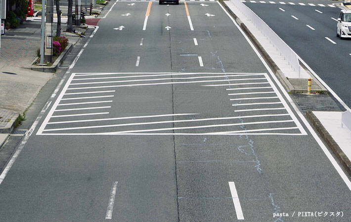 的外れなクラクションに困惑…　道路に描かれた『白い枠』の大事な意味とは