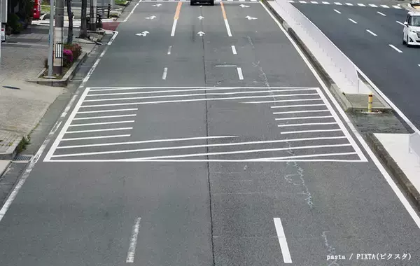 「的外れなクラクションに困惑…　道路に描かれた『白い枠』の大事な意味とは」の画像