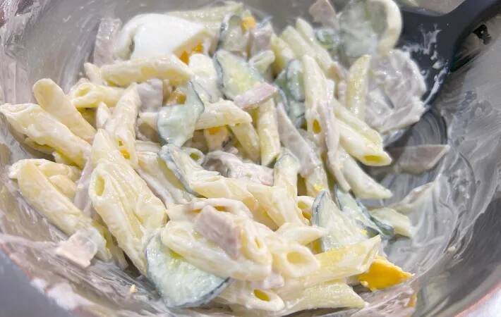 いつものマカロニサラダに入れるだけ！　ほんのちょっとの隠し味で、夫が「デパ地下みたい！」