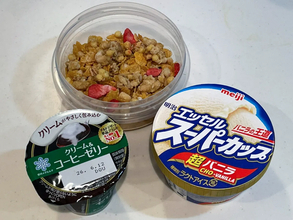 材料3つだけでかなり華やか！　余ったグラノーラで作る簡単パフェ