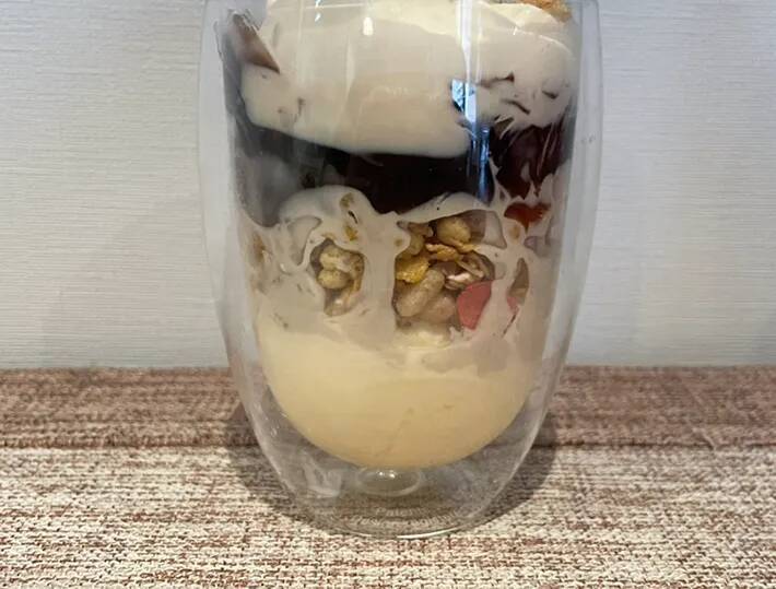材料3つだけでかなり華やか！　余ったグラノーラで作る簡単パフェ