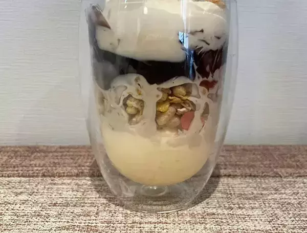 「材料3つだけでかなり華やか！　余ったグラノーラで作る簡単パフェ」の画像
