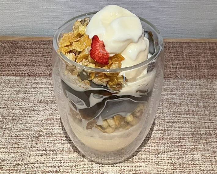 材料3つだけでかなり華やか！　余ったグラノーラで作る簡単パフェ