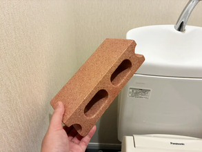 セリアのブロックで便器横の『空間』を有効活用！　窮屈なトイレで助かる、便利なミニ棚【活用2選】
