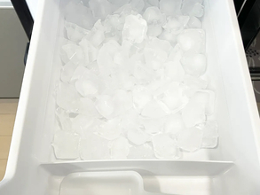 冷蔵庫の氷がくっつくのはなぜ？　メーカーが教える『製氷機の原因』
