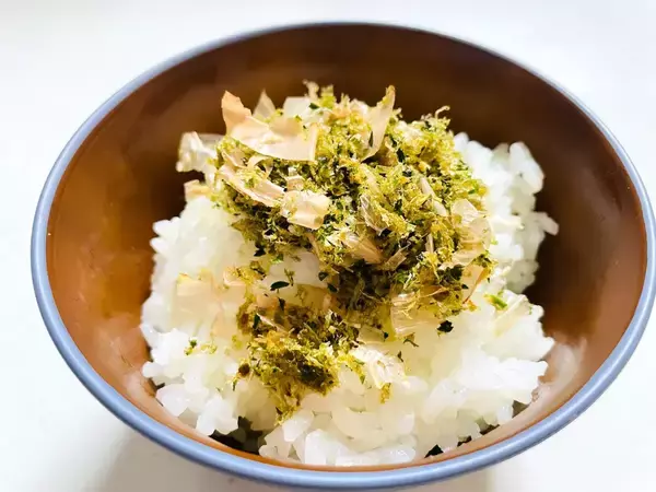 ふりかけ、買わなくてもいいかも！　とろろ昆布でパッと作る『サクサクふりかけ』が子供に好評