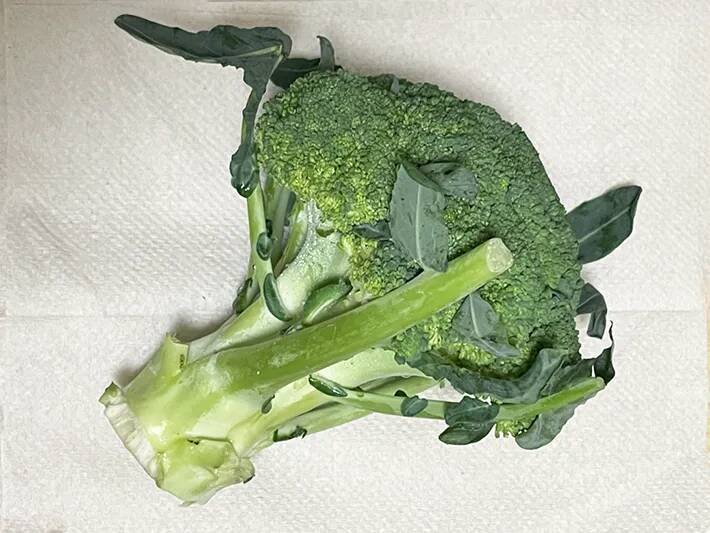 「こんなにおいしかったのか！」　ブロッコリーの茎をまな板に立ててカット？　玉子焼きに入れると…