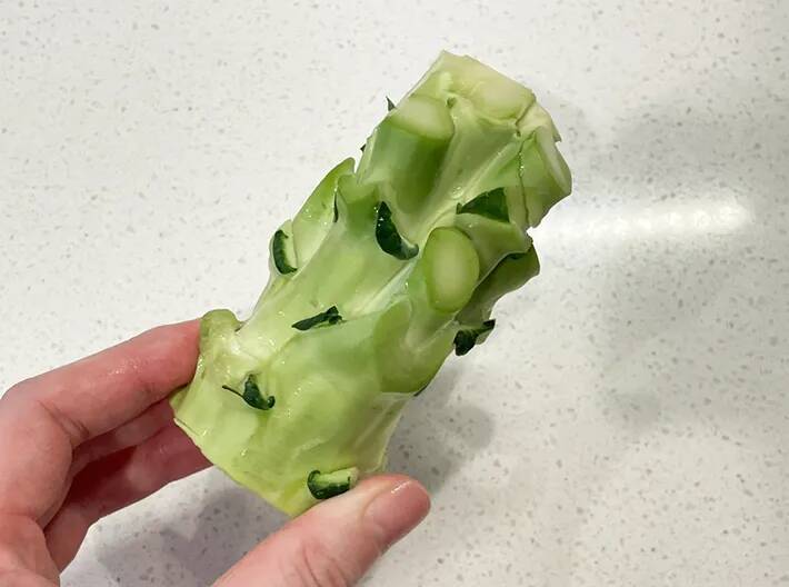「こんなにおいしかったのか！」　ブロッコリーの茎をまな板に立ててカット？　玉子焼きに入れると…