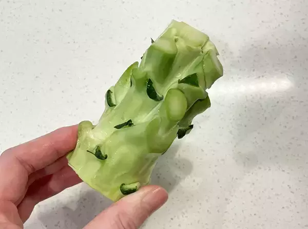 「「こんなにおいしかったのか！」　ブロッコリーの茎をまな板に立ててカット？　玉子焼きに入れると…」の画像