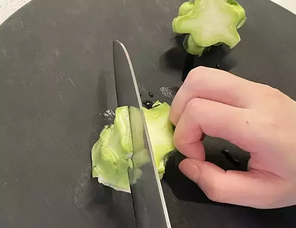「「こんなにおいしかったのか！」　ブロッコリーの茎をまな板に立ててカット？　玉子焼きに入れると…」の画像