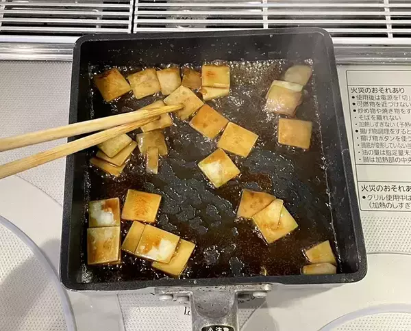 「「こんなにおいしかったのか！」　ブロッコリーの茎をまな板に立ててカット？　玉子焼きに入れると…」の画像