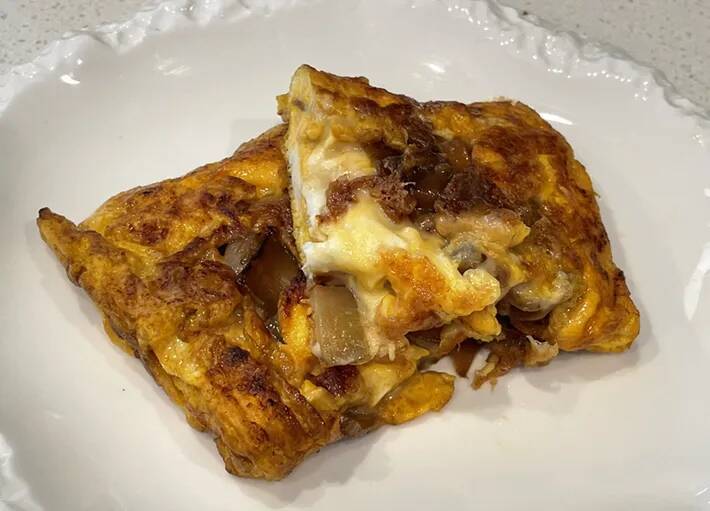「こんなにおいしかったのか！」　ブロッコリーの茎をまな板に立ててカット？　玉子焼きに入れると…
