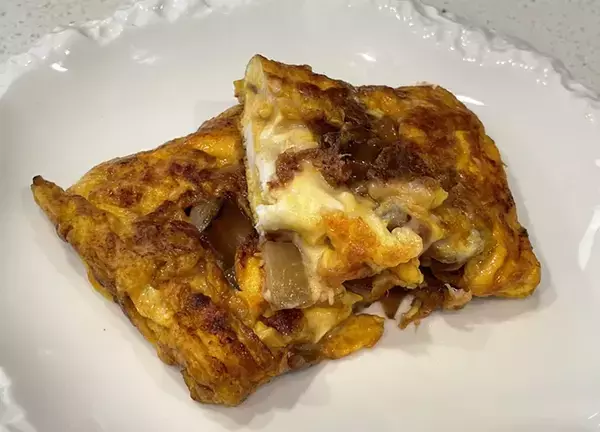 「「こんなにおいしかったのか！」　ブロッコリーの茎をまな板に立ててカット？　玉子焼きに入れると…」の画像