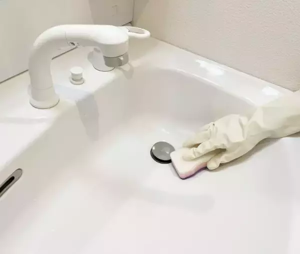 「洗面台が見違える！　企業が教える『水あか』を効率よく落とす掃除テク」の画像