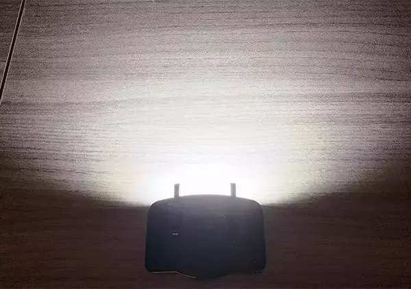 「これ330円！？　 両手フリーを実現する“帽子用ライト”が凄すぎる」の画像