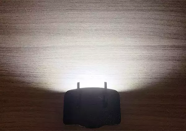 「これ330円！？　 両手フリーを実現する“帽子用ライト”が凄すぎる」の画像