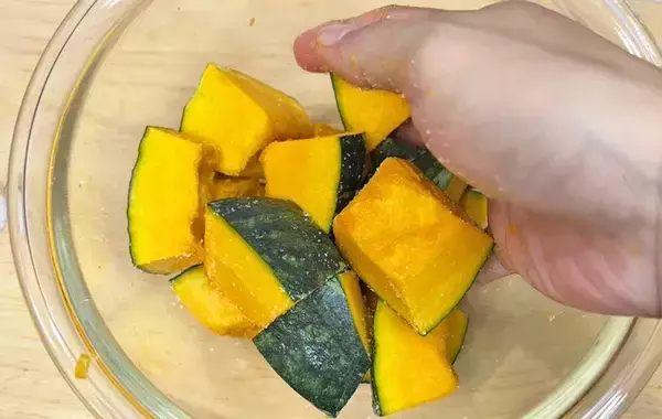 「カボチャの煮物、もう失敗しない！　材料1つで変わるテクニックに「食感も味もよくなった」」の画像