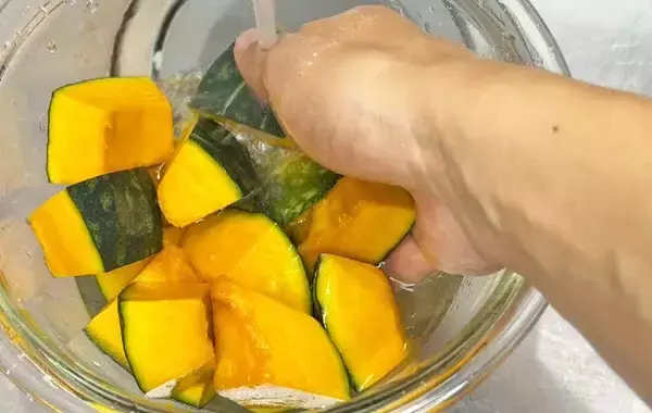 「カボチャの煮物、もう失敗しない！　材料1つで変わるテクニックに「食感も味もよくなった」」の画像