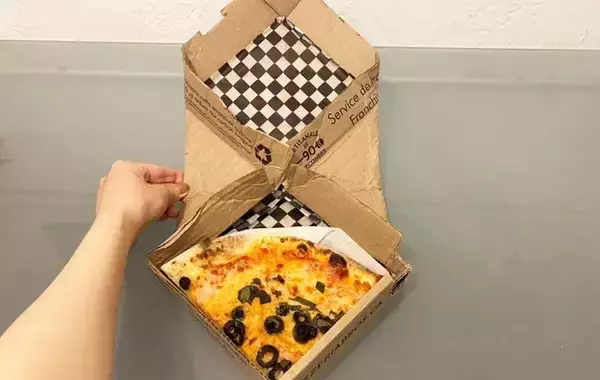 「食べきれなかった宅配ピザ　持ち帰るのに箱が大きい…解決策に「すぐ試したい」」の画像