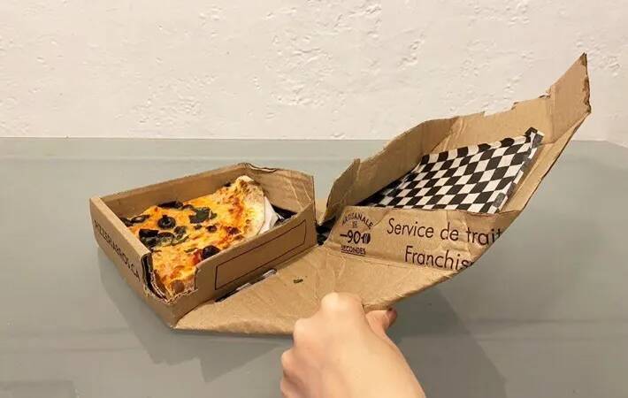 食べきれなかった宅配ピザ　持ち帰るのに箱が大きい…解決策に「すぐ試したい」