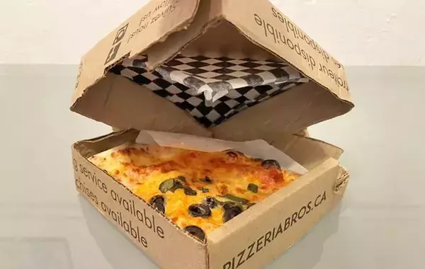 「食べきれなかった宅配ピザ　持ち帰るのに箱が大きい…解決策に「すぐ試したい」」の画像