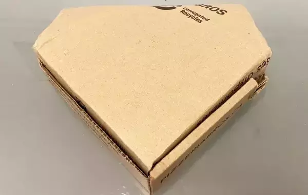 「食べきれなかった宅配ピザ　持ち帰るのに箱が大きい…解決策に「すぐ試したい」」の画像