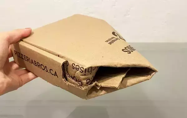 「食べきれなかった宅配ピザ　持ち帰るのに箱が大きい…解決策に「すぐ試したい」」の画像