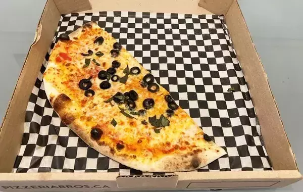 「食べきれなかった宅配ピザ　持ち帰るのに箱が大きい…解決策に「すぐ試したい」」の画像