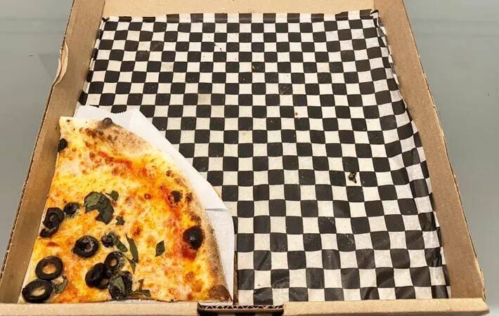 食べきれなかった宅配ピザ　持ち帰るのに箱が大きい…解決策に「すぐ試したい」