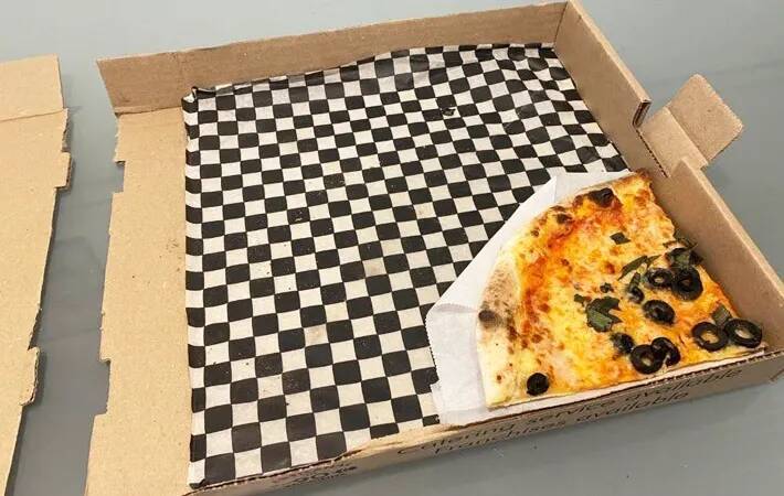 食べきれなかった宅配ピザ　持ち帰るのに箱が大きい…解決策に「すぐ試したい」