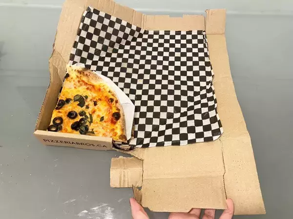 「食べきれなかった宅配ピザ　持ち帰るのに箱が大きい…解決策に「すぐ試したい」」の画像