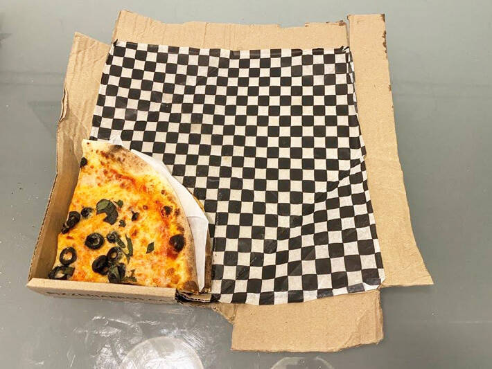食べきれなかった宅配ピザ　持ち帰るのに箱が大きい…解決策に「すぐ試したい」