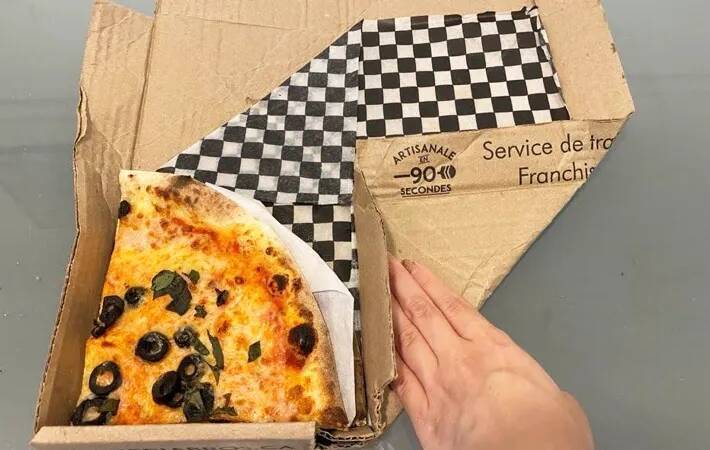食べきれなかった宅配ピザ　持ち帰るのに箱が大きい…解決策に「すぐ試したい」