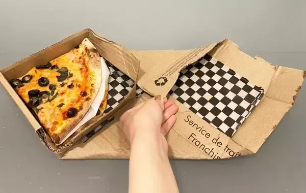 「食べきれなかった宅配ピザ　持ち帰るのに箱が大きい…解決策に「すぐ試したい」」の画像